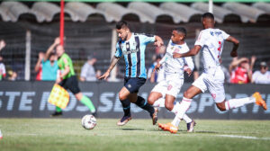 João Pedro se destaca na lateral direita do Grêmio (foto: Lucas Uebel/Grêmio)