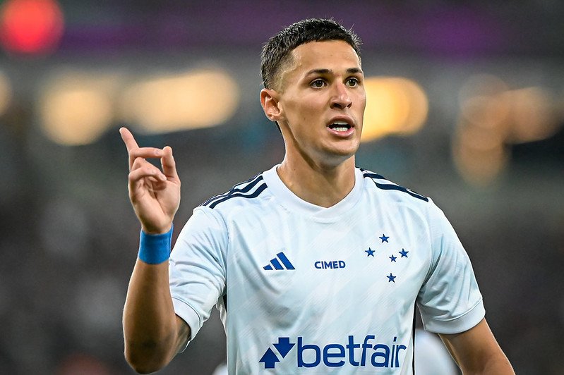 Mateus Vital em jogo do Cruzeiro (foto: Mateus Vital fez 71 jogos pelo Cruzeiro, marcou três gols e deu três assistências)