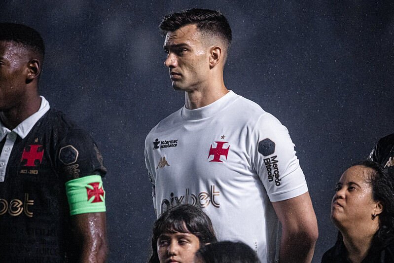 Léo Jardim com a camisa branca (foto: Foto: Leandro Amorim/Vasco)