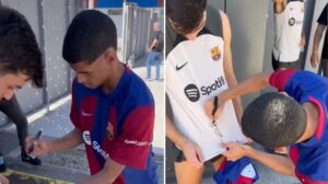 Luva de Pedreiro assina camisa de jogador do Barcelona (foto: Foto: Reprodução / Redes sociais)