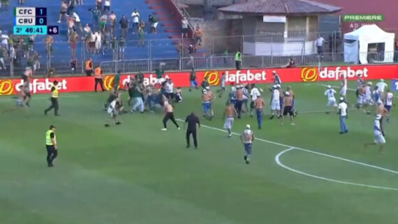 Briga entre torcedores de Coritiba e Cruzeiro (foto: Reprodução/Premiere)