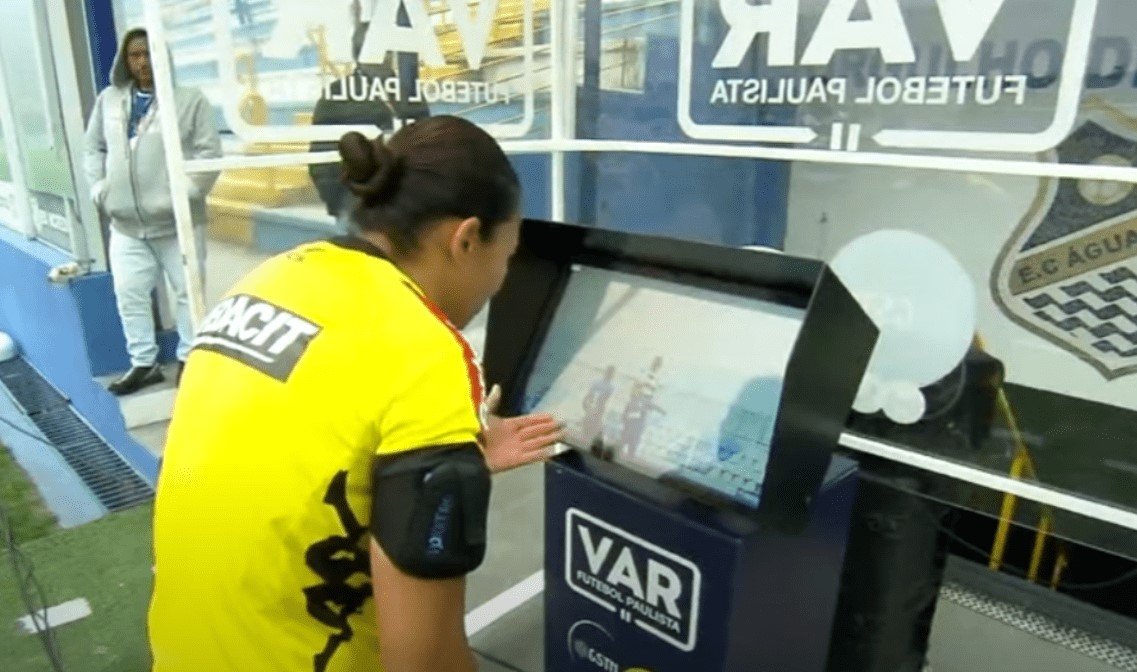 Árbitra Edina Alves em consulta ao VAR (foto: Reprodução/FPF)