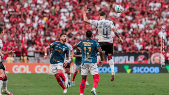 Zagueiro do Flamengo, Léo Pereira disputa a bola com os jogadores do Fortaleza na Arena Castelão (foto: Mateus Lotif/FEC)