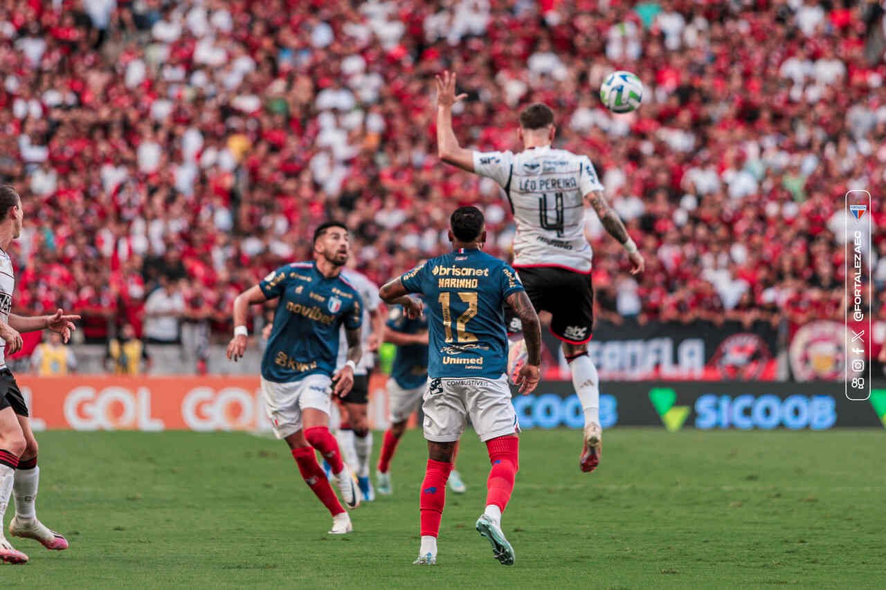 Zagueiro do Flamengo, Léo Pereira disputa a bola com os jogadores do Fortaleza na Arena Castelão (foto: Mateus Lotif/FEC)