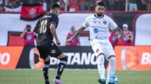 Vitória e Sport travaram duelo equilibrado no Barradão - Crédito: 