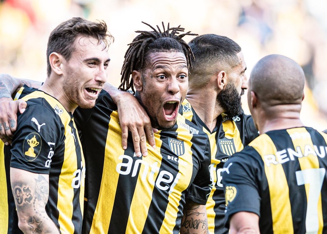 Jogadores do Peñarol comemoram gol (foto: Divulgação/Peñarol)