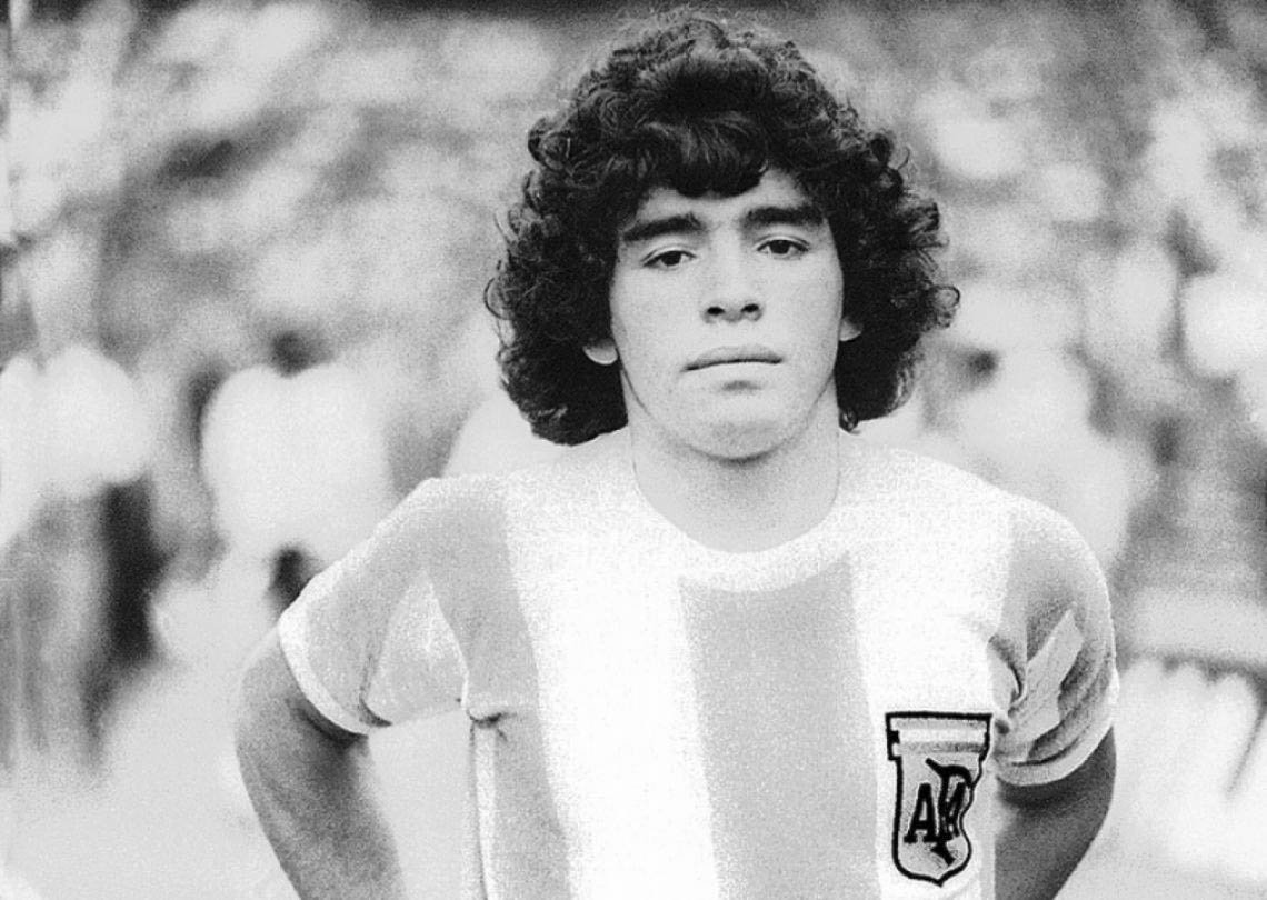 Maradona com a camisa da Seleção Argentina em foto preta e branca (foto: El Grafico/Autor Desconhecido/Dominio Publico)
