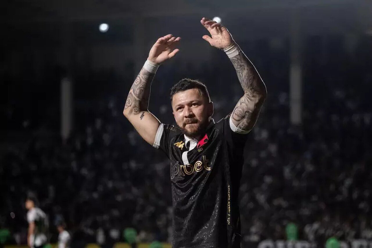 Rossi ergue os braços (foto: Leandro Amorim/Vasco)