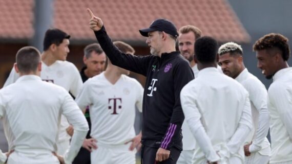 Thomas Tuchel, do Bayern, orienta jogadores em treino (foto: Divulgação/Bayern)