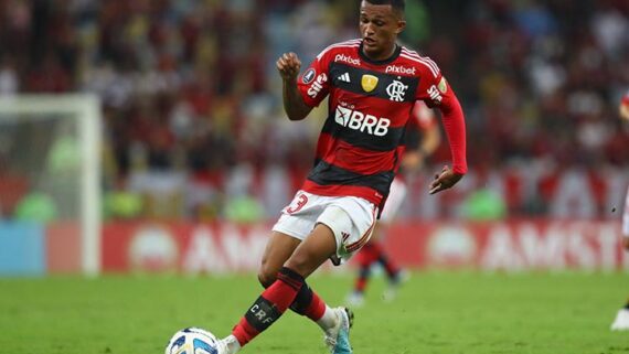 Lateral-direito Wesley em ação com o Flamengo (foto: Gilvan de Souza/Flamengo)