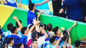 A polícia chegou batendo no lado da torcida da Argentina e os jogadores da seleção dos Hermanos correram para pedir calma  - Crédito: 