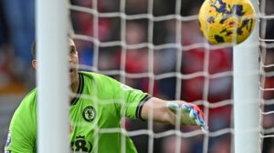 Martínez cometeu falha bizarra na derrota do Aston Villa para o Nottingham Forest (foto: PAUL ELLIS/AFP)