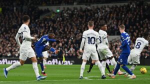 Chelsea pressionou o Tottenham e conseguiu a vitória, de virada, no clássico londrino - Crédito: 