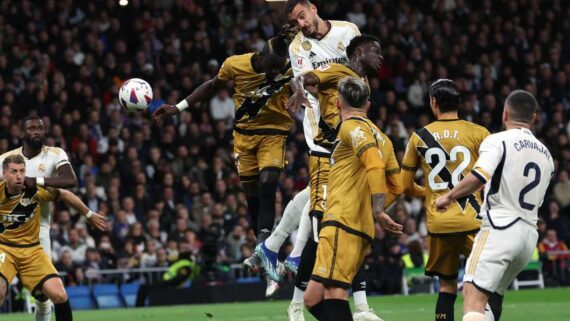 Real e Rayo em campo (foto: Pierre-Philippe Marcou / AFP via Getty Images)