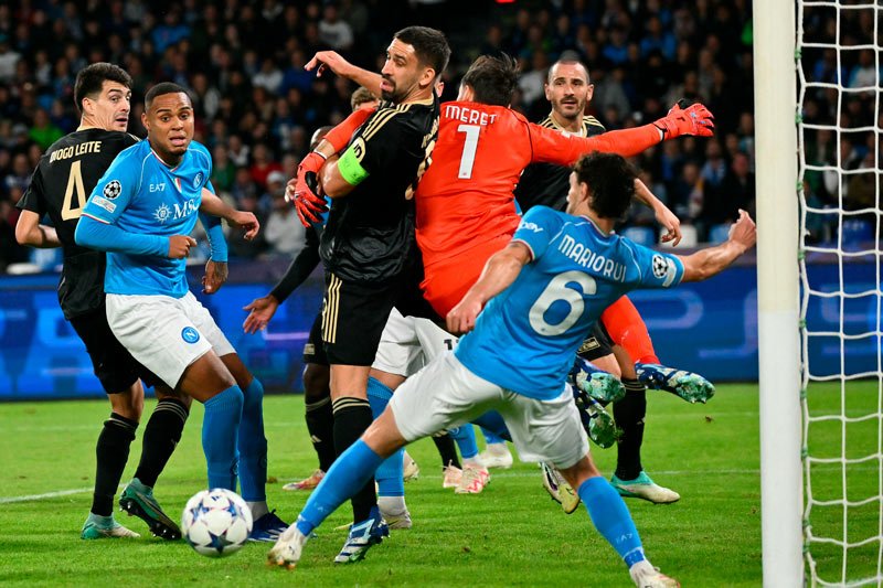 Jogadores de Napoli e Union Berlin em disputa de bola na Champions (foto: Alberto Pizzoli/Getty Images)