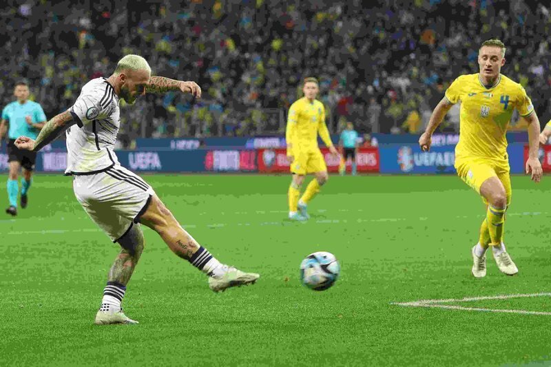 Dimarco em campo (foto: Leon Kuegeler/Getty Images)