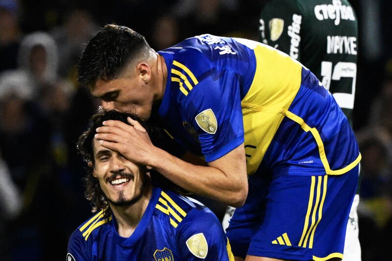 Cavani comemora gol com o compatriota Miguel Merentiel (foto: Luis Robayo/AFP)