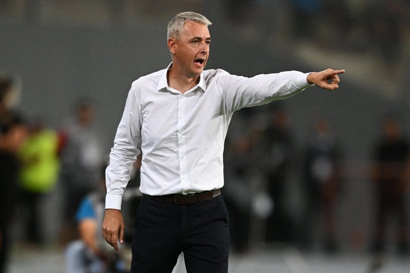 Tiago Nunes gesticula em campo (foto: Ernesto Benavides/AFP)