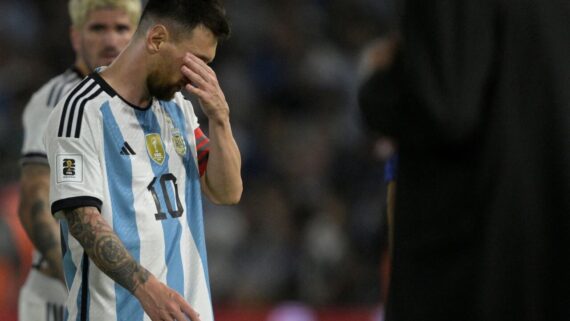 Messi lamentando (foto: Foto: Juan Mabromata/AFP via Getty Images)