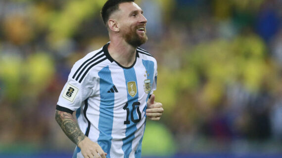 Messi em jogo pela Argentina no Maracanã (foto: Daniel Ramalho/AFP)