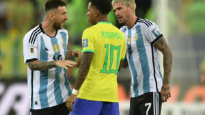 Discussão Messi, Rodrygo e De Paul (foto: Foto: Carl de Souza/AFP via Getty Images)