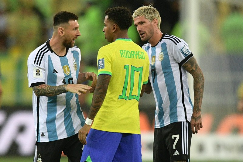 Discussão Messi, Rodrygo e De Paul (foto: Foto: Carl de Souza/AFP via Getty Images)