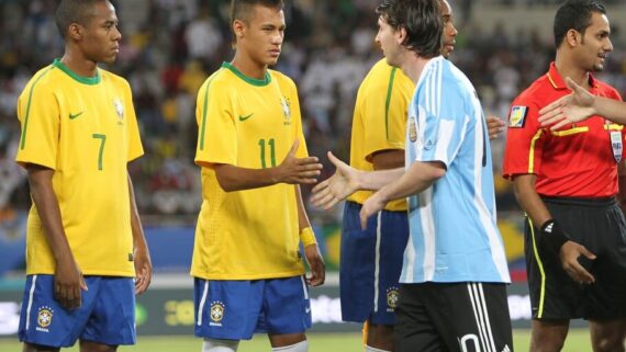 Messi, com a camisa da Argentina, cumprimentando Neymar, com a camisa do Brasil (foto: Rafael Ribeiro/CBF)