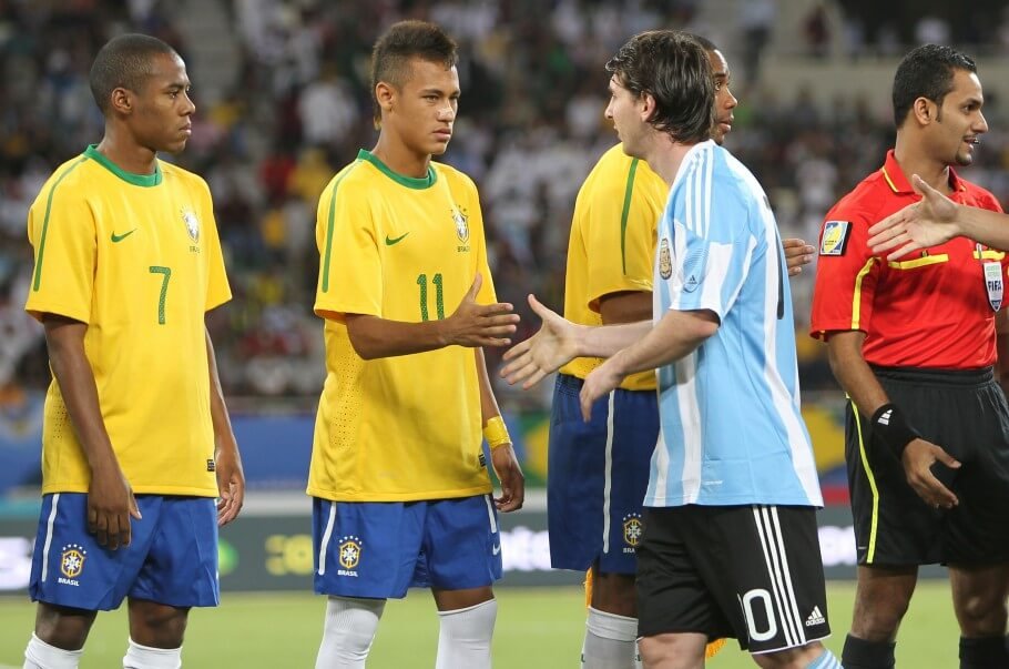 Messi, com a camisa da Argentina, cumprimentando Neymar, com a camisa do Brasil (foto: Rafael Ribeiro/CBF)