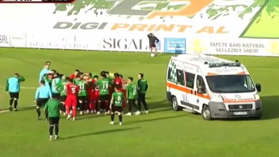 Jogador de futebol morre em campo após sofrer enfarte