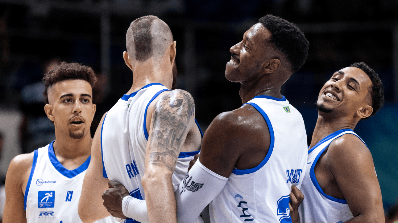 Jogadores de basquete do Minas comemorando (foto: Hedgard Moraes/MTC)