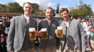 Neuer, Kane e Muller na Oktoberfest, em Munique - Crédito: 