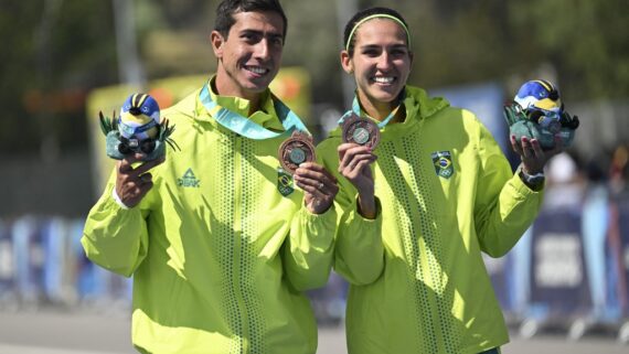 Caio Bonfim e Viviane Santana foram bronze no revezamento na marcha atlética (foto: Raul Arboleda/AFP)