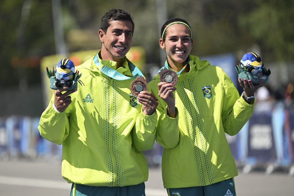 Caio Bonfim e Viviane Santana foram bronze no revezamento na marcha atlética (foto: Raul Arboleda/AFP)