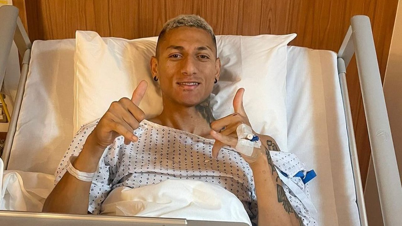 Richarlison sorri para foto após fazer cirurgia na região do púbis (foto: Reprodução/Instagram)