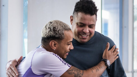 Ronaldo abraça Matheus Pereira (foto: Gustavo Aleixo/Cruzeiro)