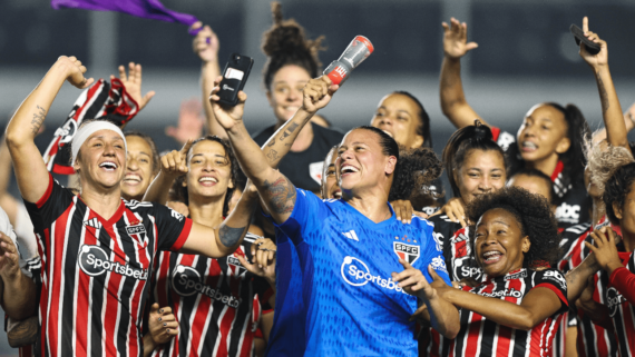 Jogadoras do São Paulo comemorando classificação à final do Campeonato Paulista Feminino (foto: Fernanda Luz/Ag. Paulistão/Centauro)