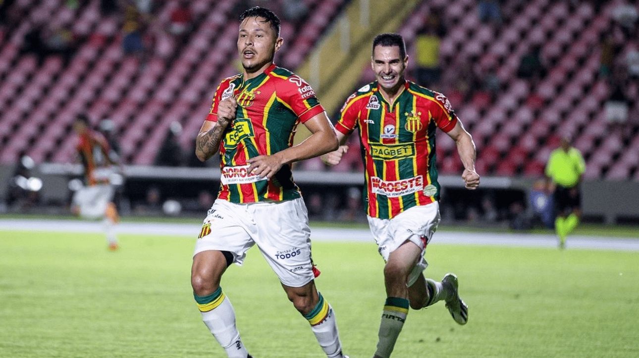 Jogadores do Sampaio Corrêa comemorando gol (foto: Ronald Felipe)