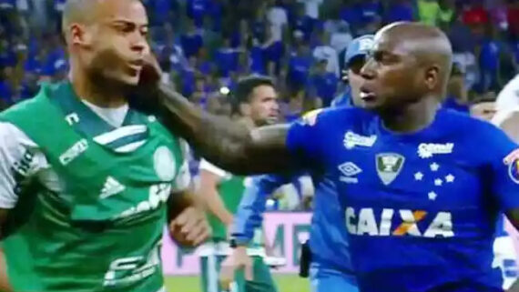 Sassá dá soco no rosto de Mayke em Cruzeiro x Palmeiras na Copa do Brasil (foto: Reprodução)