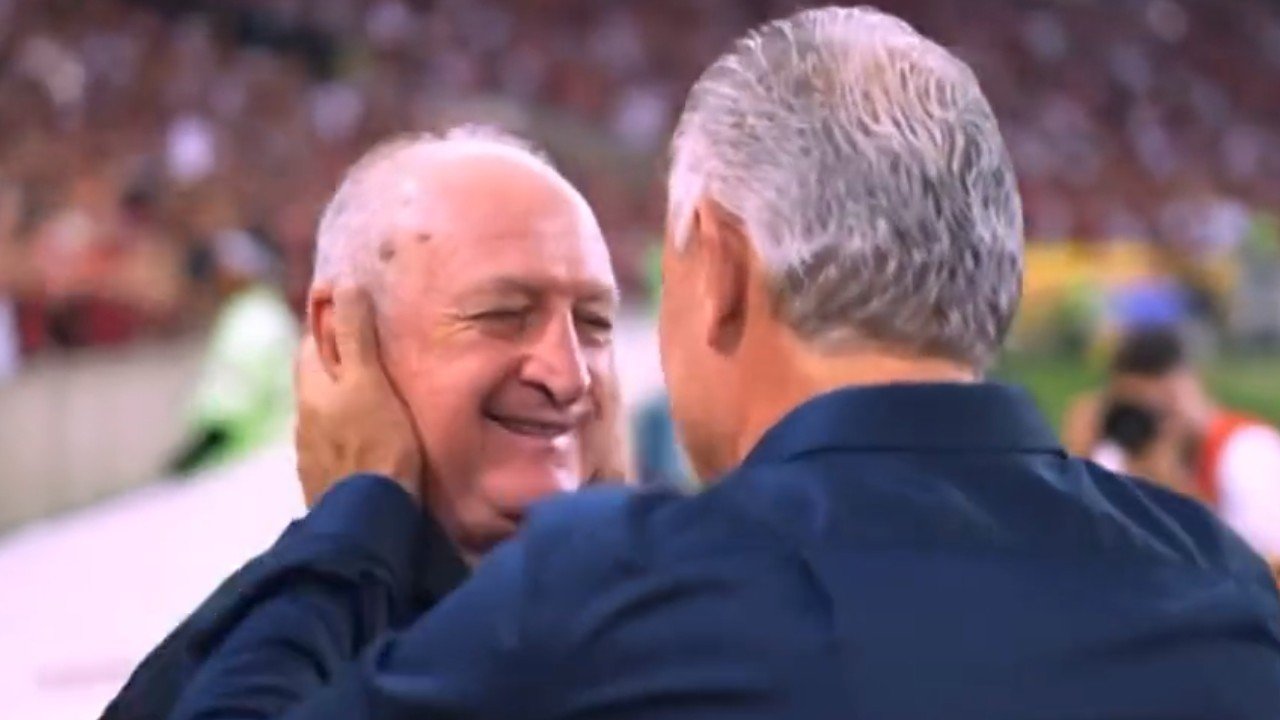 Tite e Felipão se abraçaram antes de partida entre Flamengo e Atlético, no Maracanã (foto: Reprodução/Premiere)