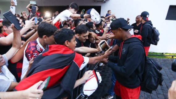 Torcida recepciona delegação do Flamengo em Uberlândia (foto: Gilvan de Souza/CRF)
