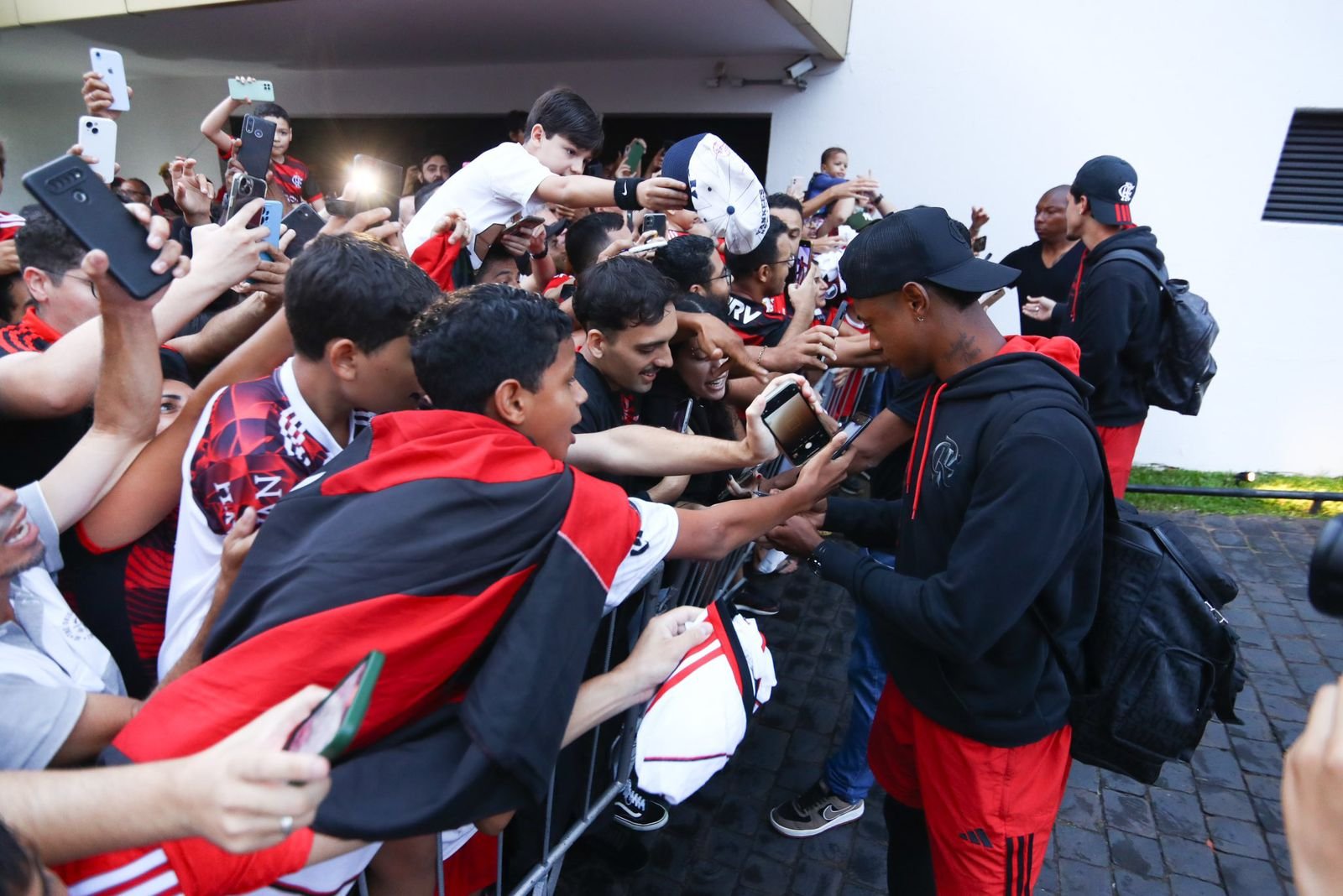 Torcida recepciona delegação do Flamengo em Uberlândia (foto: Gilvan de Souza/CRF)