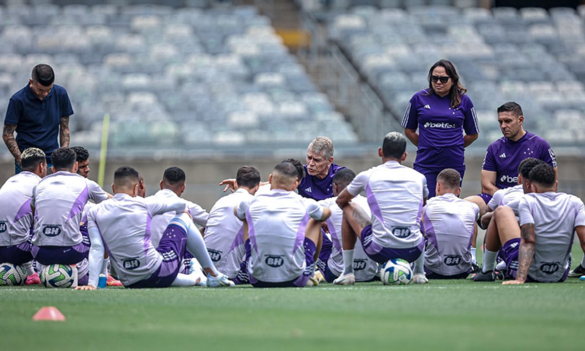 Autuori conversando com jogadores do Cruzeiro (foto: Gustavo Aleixo/Cruzeiro)