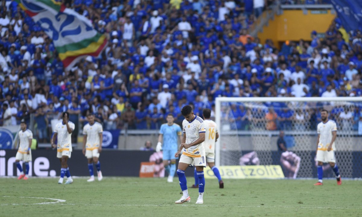 Torcida do Cruzeiro protesta contra desempenho do time (foto: Ramon Lisboa/EM/D.A.Press)
