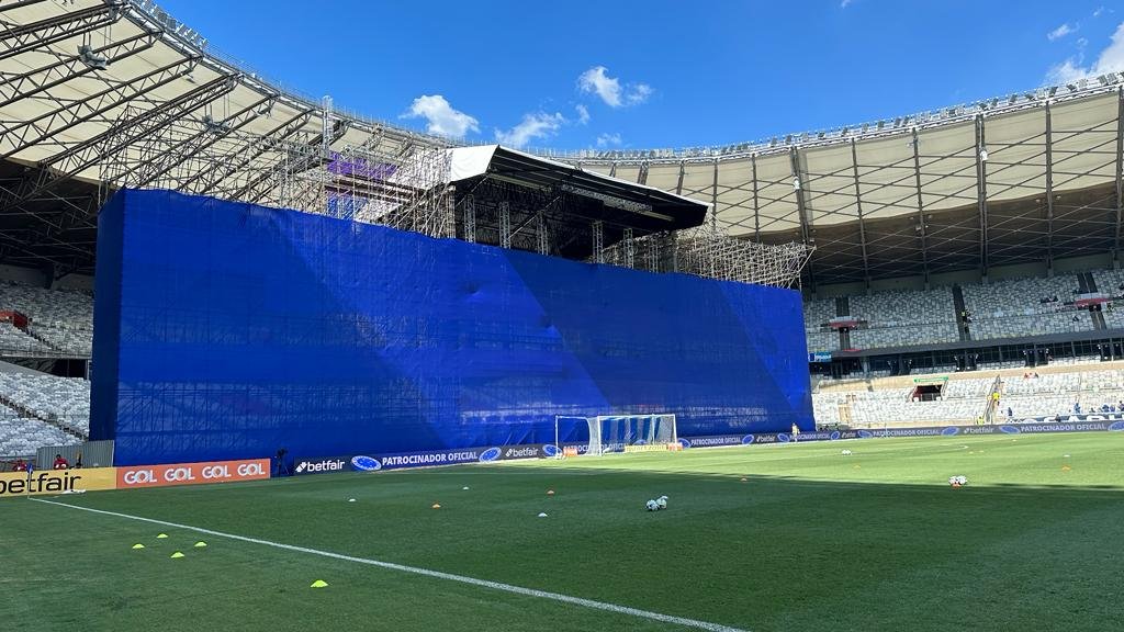 Palco do show de Roger Waters no Mineirão (foto: Ramon Lisboa/EM/D.A Press)