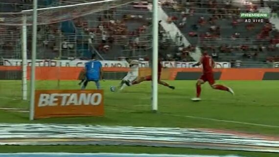 Bruno Silva fez o segundo gol do CRB contra o Tombense (foto: Reprodução/Premiere FC)