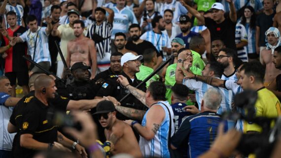 Maracanã virou palco de guerra antes de Brasil x Argentina pelas Eliminatórias (foto: CARL DE SOUZA/AFP)