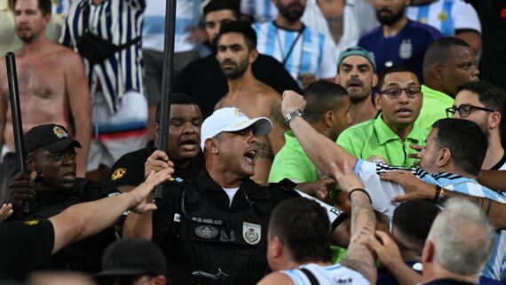 Briga torcida Argentina Brasil Maracanã (foto: AFP/Carl Souza)