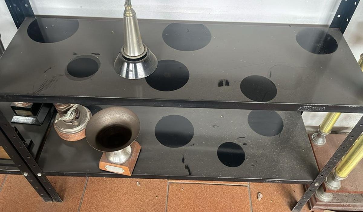 Quase 40 troféus do Tupi foram furtados (foto: Divulgação/Tupi)