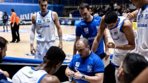 Jogadores e técnico do Minas no basquete (foto:  Hedgard Moraes/MTC)