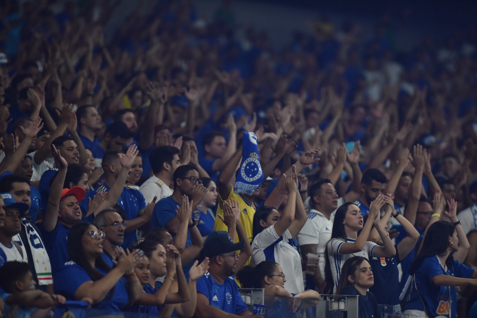 Cruzeiro contou com o apoio de mais de 36 mil torcedores no empate por 1 a 1 com o Athletico-PR (foto: Ramon Lisboa/EM D.A Press)